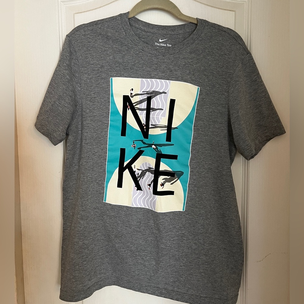 Nike Men’s T-shirt- Grey Basketball Court Picturr